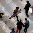 Enero de 2013. Manifestantes huyen tras los enfrentamientos en la Plaza Tahrir de El Cairo con las fuerzas egipcias.