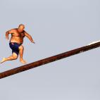 Agosto de 2013. Un hombre participa en el tradicional juego de la gostra con motivo de la Fiesta de San Juli&aacute;n en Malta.