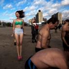 Diciembre de 2013. Miembros del Club del Oso Polar de Coney Island calientan antes de meterse a las fr&iacute;as aguas de la playa de Coney Island (Nueva York).