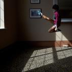 Abril de 2017. Una bailarina ensaya antes de actuar en el Campeonato Mundial de danza irlandesa en Dubl&iacute;n (Irlanda).