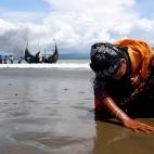 Septiembre de 2017. Una mujer rohingya, exhausta, toca la costa tras cruzar la frontera entre Bangladesh y Myanmar.