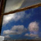 Diciembre de 2013. Un joven mira por la ventana los actos del funeral de quien fuera presidente de Sud&aacute;frica Nelson Mandela.