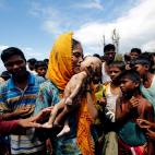 Septiembre de 2017. Una refugiada rohingya llora mientras sujeta el cuerpo sin vida de su hijo, de apenas 40 d&iacute;as, que falleci&oacute; al volcar el bote en el que viajaban en Bangladesh.