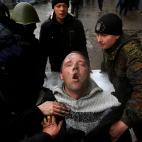 Febrero de 2014. Un hombre herido trata de respirar mientras es conducido a un lugar seguro por manifestantes antigubernamentales en las protestas en la Plaza de la Independencia de Kiev (Ucrania).