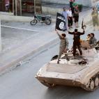 Junio de 2014. Miembros del Estado ISl&aacute;mico entran en la provincia de Raqqa (Siria) a bordo de un tanque.