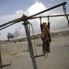Julio de 2015. Un ni&ntilde;o afgano juega en un columpio de Kabul (Afganist&aacute;n).
