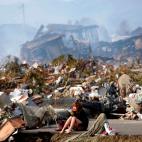 Marzo de 2011. Una mujer llora en la calle tras el terremoto y el tsunami que destruy&oacute; la ciudad de Natori (Jap&oacute;n).