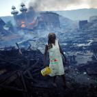 Enero de 2010. Una mujer camina entre los restos de un mercado en Puerto Pr&iacute;ncipe (Hait&iacute;).