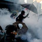 Septiembre de 2019. Manifestantes se cubren de los gases lanzados por la Polic&iacute;a durante las protestas contra el Gobierno en Hong Kong (China).