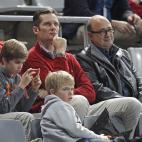 Urdangarín se pasa casi todo el partido con la misma pose, no muestra ni una sonrisa