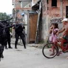 Marzo de 2014. Varios polic&iacute;as apuntan a los residentes de una barriada pobre de R&iacute;o de Janeiro (Brasil).