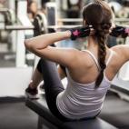"Los abdominales no funcionan tan bien como crees y son peligrosos: imagina que tu columna es una tarjeta de crédito. Igual que al flexionarla y tensarla, la tarjeta se desgastaría, hacer el movimiento abdominal de forma repetida puede crear u...
