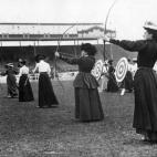 Al comienzo del siglo XX, la práctica del deporte era algo más o menos novedoso y el desarrollo de los complementos como la ropa deportiva era mínima, sobre todo en el caso de las mujeres, como demuestra esta imagen de participantes en una co...