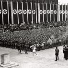 Muchos regímenes han usado los Juegos Olímpicos para hacerse ver a nivel internacional. Posiblemente la primera vez que se utilizó el evento como parte del aparato propagandístico de un estado fue en Berlín 1936, cuando la como la Alemani...