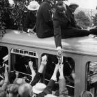 Afionados alemanes piden autógrafos al estadounidense Jesse Owens tras su victoria en los 100m lisos de los Juegos Olímpicos de Berlín 1936, marcado por la propaganda Nazi.