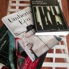 Libros que están esperando en mi mesilla. Umberto Ecco por un tema tan de actualidad como la comunicación y los medios. Murakami me gusta cómo habla de las mujeres y sus personajes femeninos y Faciolince por lo bonito que escribe. A veces leo...