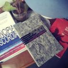 Llos libros que estoy leyendo son Principia Discordia (Malaclypse the Younger), La Tiranía de la Penitencia (P. Bruckner) y Versos Satánicos (S. Rushdie). Voy alternándolos según mi estado de ánimo (polilector). Para concretar, anoche estuv...