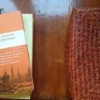 El maestro Juan Martínez que estaba allí es un excelente ejercicio periodístico de Chaves Nogales, además de un muy interesante documento sobre el estallido de la Revolución Rusa. La mirada de un bailaor de flamenco que vive estos hechos hi...
