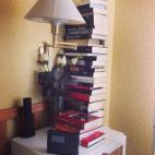 Pese a haber dos docenas de libros, la lectura con la que estoy ahora no está en la mesilla de noche. Se trata de El Establishment: La casta al desnudo, de Owen Jones. El resto de libros deberán esperar. - Guillermo Rodríguez, subdirector