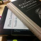 Acabando Vestido de novia, de Pierre Lemaitre por recomendación de Elena y de Guillermo, y empezando La elegancia masculina, de Eugenia de la Torriente. - María Porcel, redactora de Tendencias