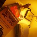 Ahora mismo estoy enganchada a El camino más corto. Se cumplen 50 años de su publicación, era de los pocos que me faltaban de Manu Leguineche y he conseguido encontrarlo en una librería de viejo. Un tesoro en el que narra su vuelta al mundo ...