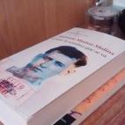 Desde que descubrí El invierno en Lisboa, supe que quería leer todas las obras de Antonio Muñoz Molina. Y desde que leí esta reseña, supe que Como la sombra que se va sería la siguiente en mi lista. El libro que está debajo es Charlotte,...