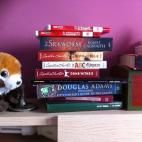 Ahora mismo estoy leyendo The Silkworm, La luz fantástica y estoy releyendo El Hobbit. El primero me está gustando más que The Cuckoo's Calling, que fue la primera aventura de la saga. El segundo me está gustando menos que El color de la mag...