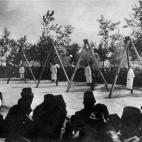 Esta imagen del Museo-Instituto del Genocidio Armenio muestra a destacadas personalidades de la comunidad armenia ajusticiadas ante la población, como una lección para el resto del pueblo. La foto se tomó en 1915 en la entonces Constantinopla.