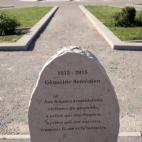 Un monolito recuerda a las mujeres víctimas del genocidio armenio en Marsella, Francia, donde escapó gran parte de la comunidad.