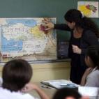 Una profesora explica el genocidio armenio a niños de esta comunidad en el colegio Jrimian, en Buenos Aires (Argentina), uno de los países donde más exiliados se refugiaron hace ahora un siglo.