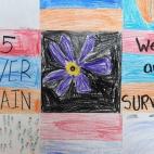 Alumnos de Tercer Grado de la Escuela Rose & Alex Pilibos, en la Pequeña Armenia de Los Ángeles, recrean la bandera y la flor que sirven para conmemorar los cien años del genocidio de su pueblo por parte de las autoridades turcas.