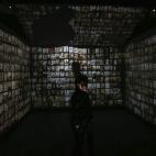 Una persona observa un mural con retratos de armenios ilustres durante la inauguración del Museo de Cultura Nacional de Armenia en Moscú.