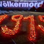 Vista de velas que forman el año 1915 durante la 'Procesión de los Faroles del Olvido' durante la conmemoración del centenario del genocidio armenio.