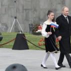 El presidente ruso, Vladimír Putin, asiste a una ceremonia en memoria de las víctimas del genocidio armenio por el Imperio Otomano celebrada en el centro Tsitsernakaberd.