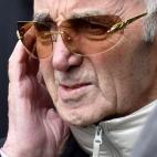 El cantante Charles Aznavour, posiblemente el armenio más conocido del mundo, presta atención a la ceremonia de homenaje a las víctimas celebrada en Yerevan.