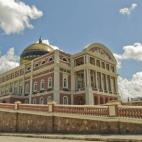 Durante la Fiebre del Caucho, Manaos se convirtió en la única ciudad brasileña con luz eléctrica y alcantarillado. Era un buen momento, tanto que decidieron construir también un teatro, el Amazonas, levantado en 1884. Lo que más llama la a...