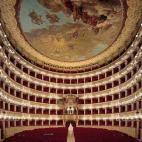 El Teatro de San Carlos es especial por dos razones: porque fue una revolución en su época por la decoración y porque es el teatro activo más antiguo del mundo. Exactamente se inauguró en 1737 con Carlos III, pero fue víctima de un incendi...
