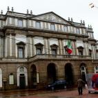 Originalmente el teatro de Milán era el Teatro Ducal, pero en 1776 ardió durante la celebración de los carnavales. Fue un incidente trágico y muchos aficionados al arte pidieron la construcción de un nuevo teatro. Así llegó La Scala, inau...