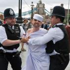 Disfrazada de hombre musulmán, una chica del grupo Femen protesta contra la ley islámica