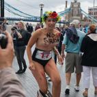 Una Topless Warrior luce en su pecho un NO SHARIA