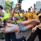 Van a por todas, por eso Femen se ha convertido en un aténtico quebradero de cabeza para los agentes ucraniano porque siempre aparecen en los momentos más inconvenientes