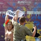 "La UEFA no quiere admitir a pies juntillas su papel en el desarrollo de la industria de prostitución a pesar de que el estadio Olimpiyski está rodeado por una red de prostíbulos construidos especialmente para la Eurocopa-2012"