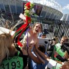 Sus pechos son su bandera y su lucha. Anteriormente intentaron robar el trofeo de la Eurocopa expuesto en la plaza de independencia de la plaza de Kiev .
