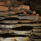 De las alturas de la sierra malagueña al subsuelo en la región del Kras (Eslovenia). Un paisaje totalmente diferente forjado por el río Rekas a su paso entre las piedras calizas de esta zona. El visitante encuentra, a lo largo de los 5 kiló...
