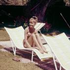 Tomando el sol en la piscina en 1962.
