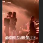 Chris Martin, vocalista de Coldplay, toca la canci&oacute;n del baile nupcial.