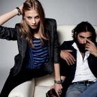 Nadie podría ganar a la modelo rusa Anna Selezneva jugando al Twistter. Una mano al rojo, un pie al azul... o donde haga falta, como en este anuncio de la firma Set.