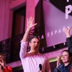 Pedro Sanchez saluda a los militantes en Ferraz