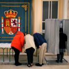 Ante el escudo de Espa&ntilde;a. En Madrid.