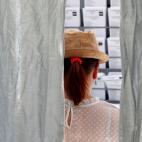 Una mujer, tras las cortinas, en su colegio de Madrid.
